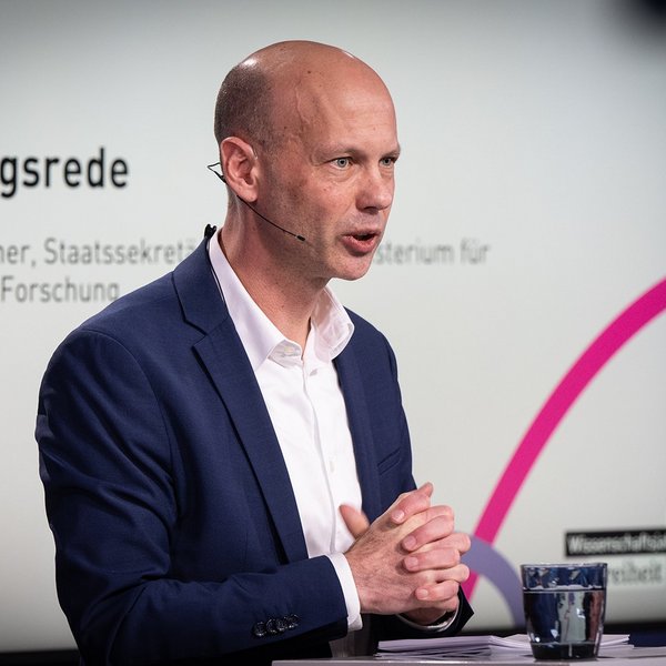 Stephan Ertner spricht am Podium und gestikuliert.