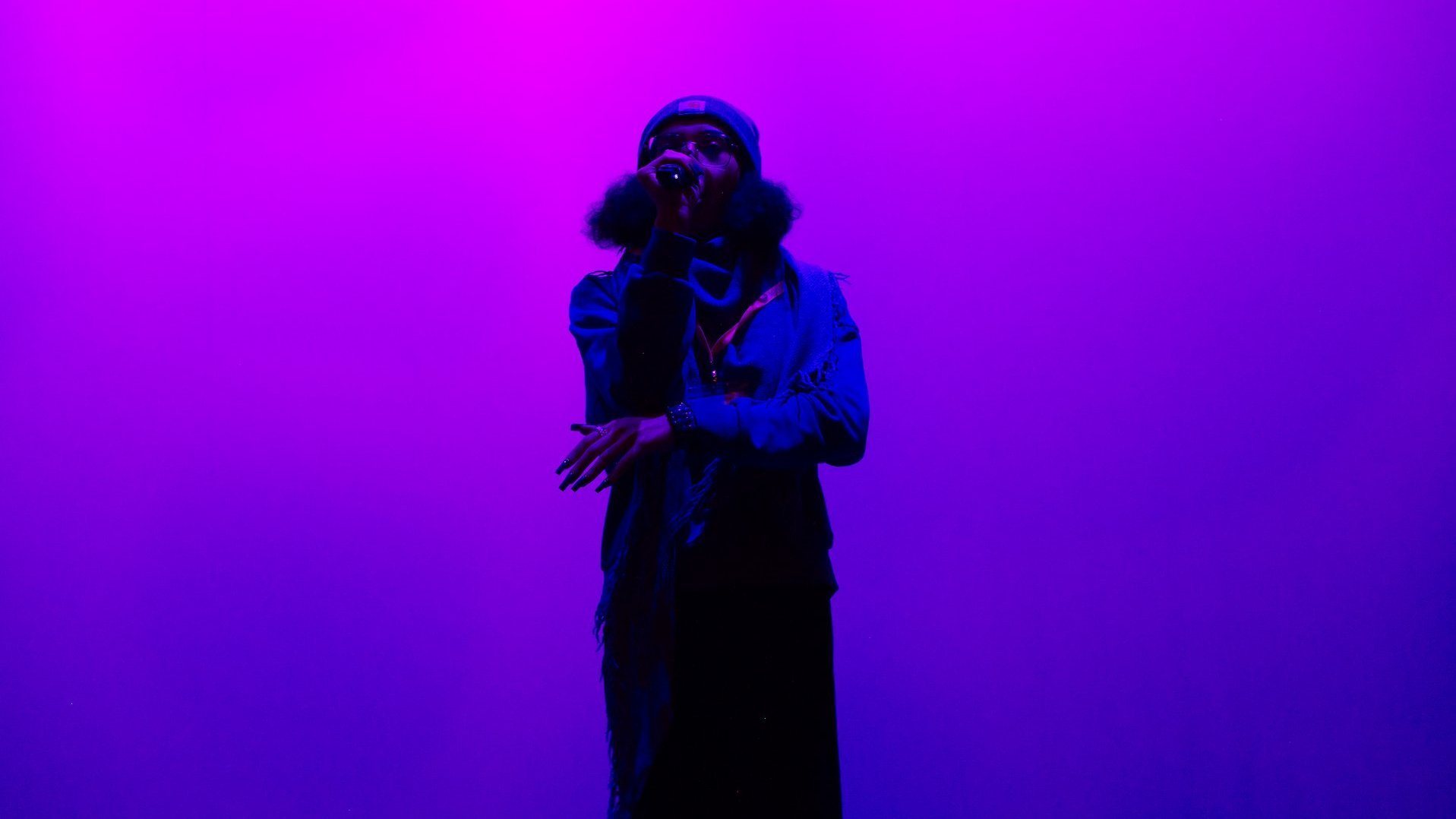 Gündaleins Silhouette, während sie auf der Bühne singt.