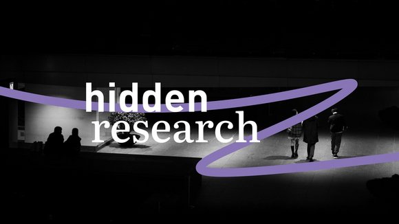 Schriftzug „hidden research“ vor einer Schwarz-weiß-Fotografie einer Bühne.