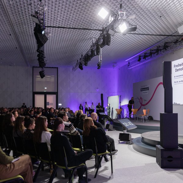 Großaufnahme des Publikums und der Bühne.