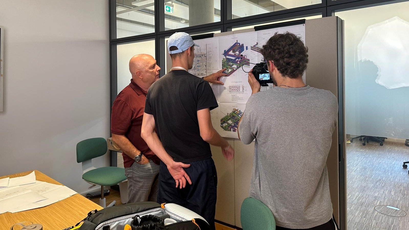 Studierende filmen einen Experten an einer Tafel.