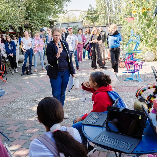 Cordula Kleidt hält eine Rede vor Erwachsenen und Kindern.