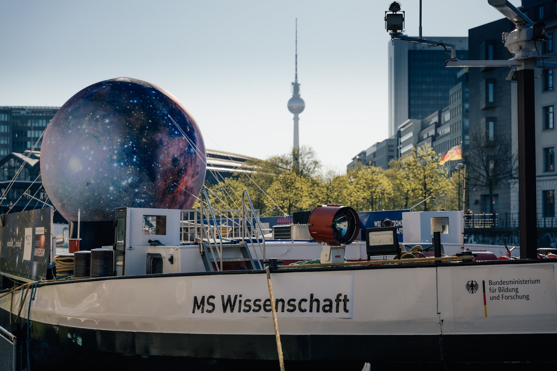 Projektbild des Frachtschiffes der "MS Wissenschaft" mit einer große Attrappe des Mondes an Deck.