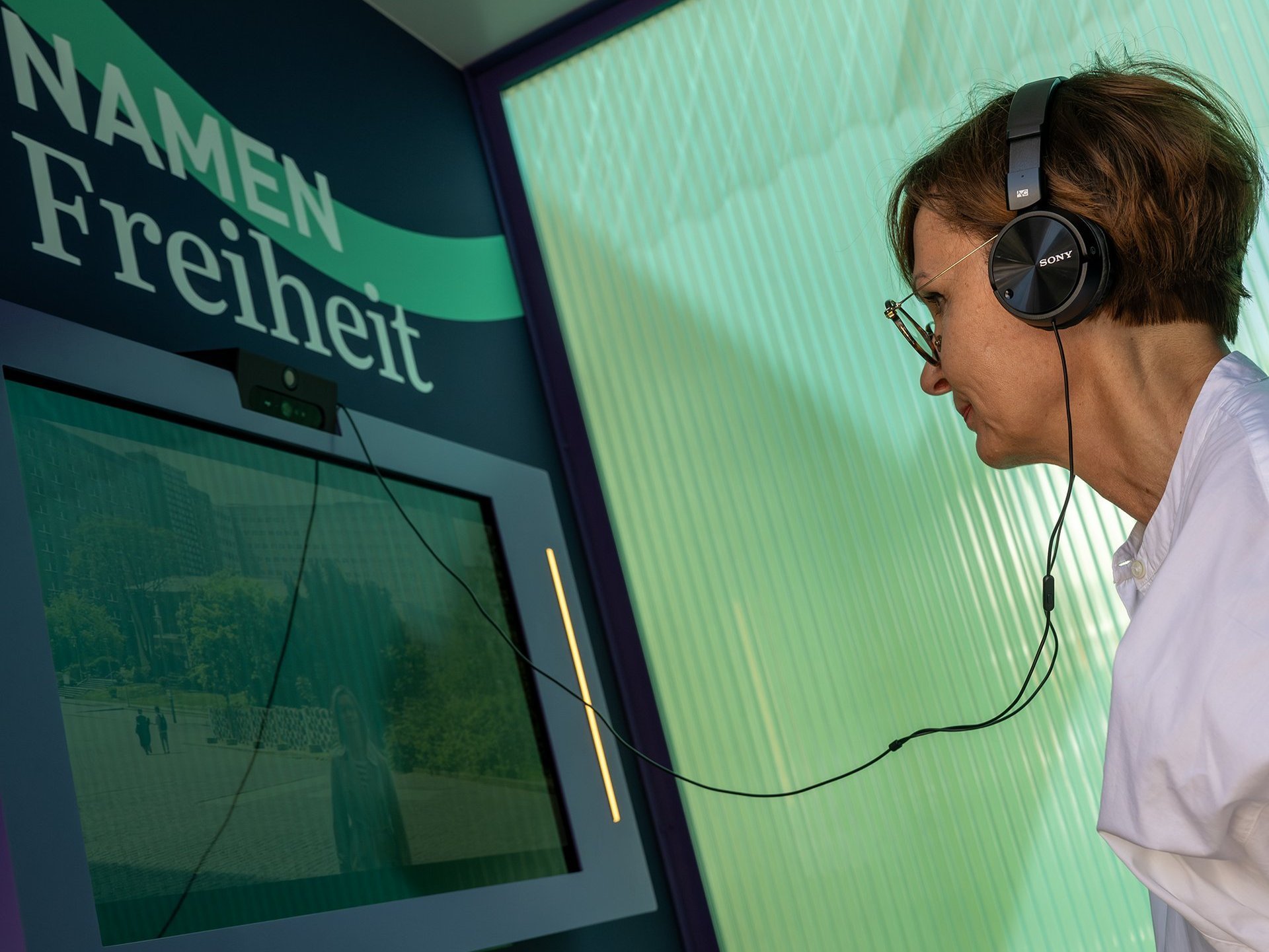 Bundesforschungsministerin Stark-Watzinger im Inneren der Erzählbox.