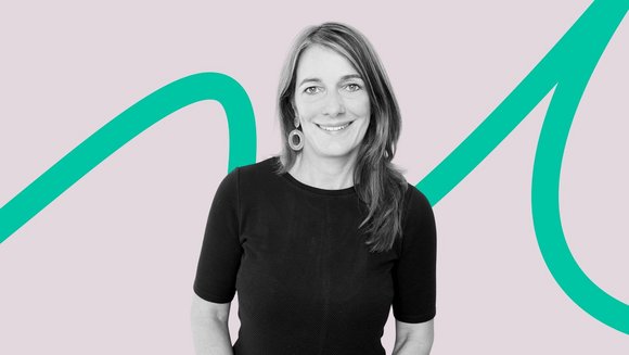 Prof. Dr. Julia Pitters vor der grünen Linie.