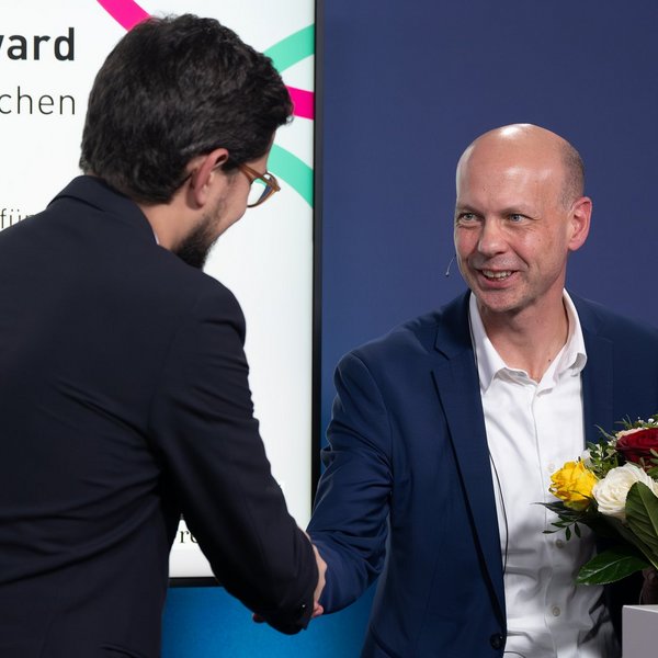 Stephan Ertner schüttelt einem Gast die Hand.