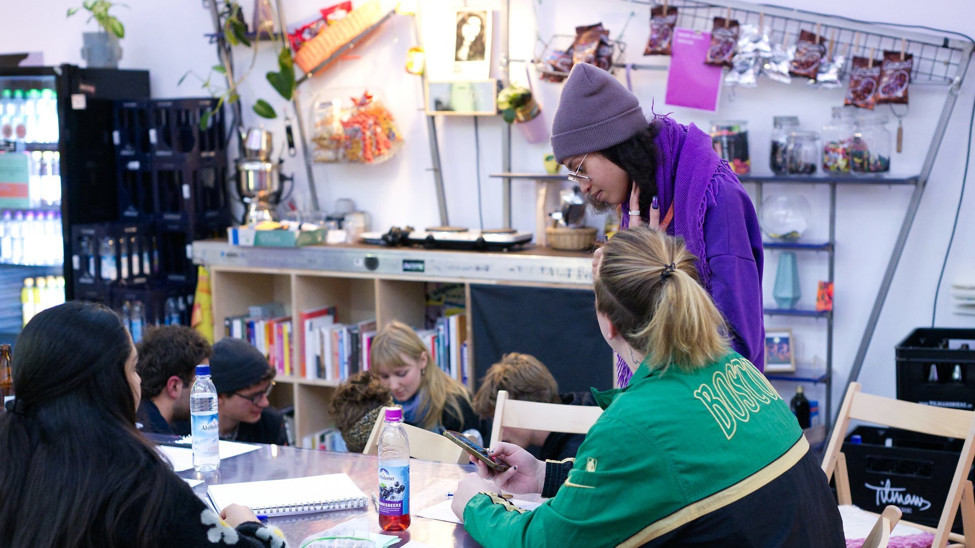 Jugendliche schreiben Texte beim Workshop mit Gündalein im Habibi-Kiosk.