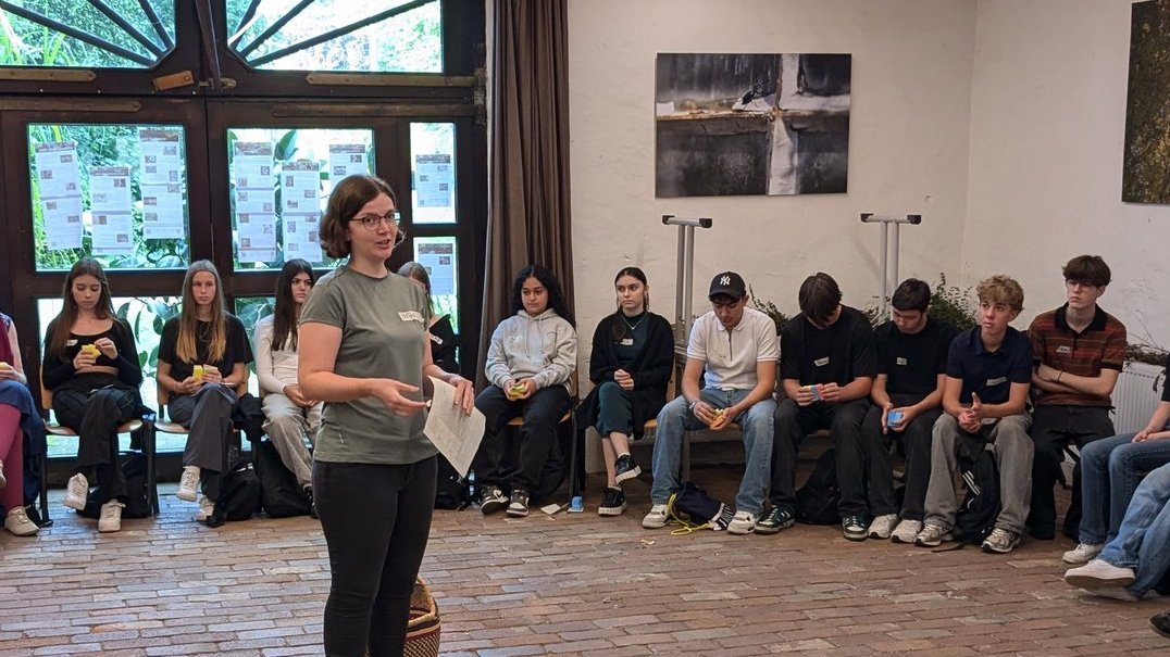 Prof. Dr. Britta Höllermann spricht zu Schülerinnen und Schülern.