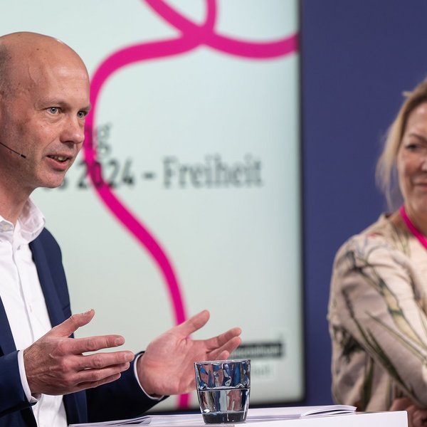 Stephan Ertner spricht mit Antje Boetius am Podium.