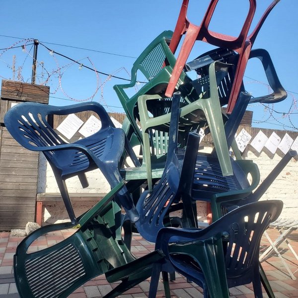 Ein Stapel Plastikstühle.