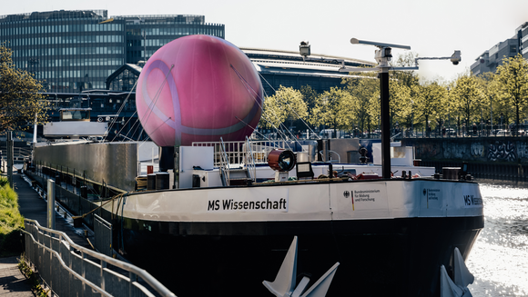 Das schwimmende Ausstellungsschiff MS Wissenschaft.