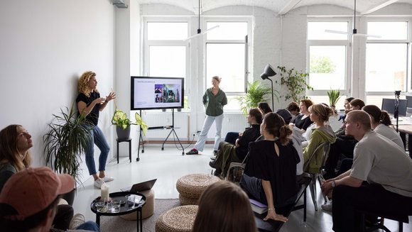 Die Teilnehmerinnen und Teilnehmer des Projekts "Values Lead - Future Follows" bei einem Workshop.