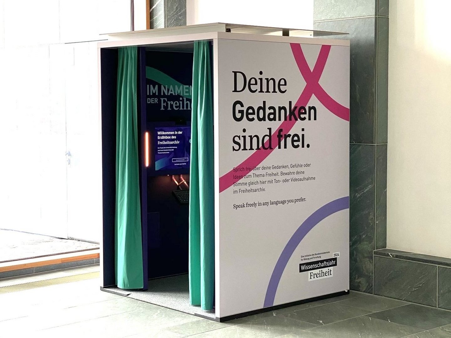 Foto der Box beim Demokratiefest. Auf der Seite steht "Deine Gedanken sind frei".