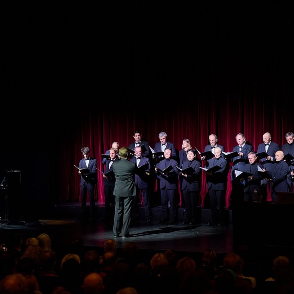 Der Chor auf der Bühne im Volkstheater Rostock, begleitet vom Klavier.