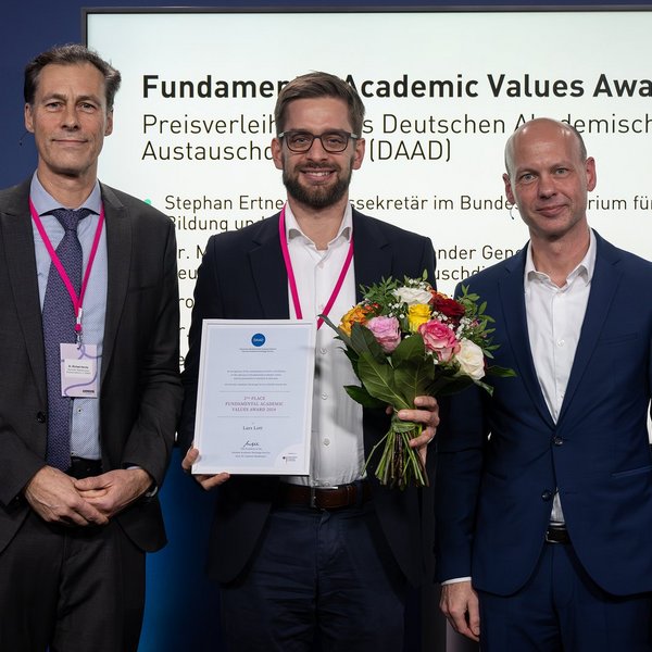 Dr. Michael Harms und Stephan Ertner mit dem Zweitplatzierten des Fundamental Academic Values Award 2024 Lars Lott.