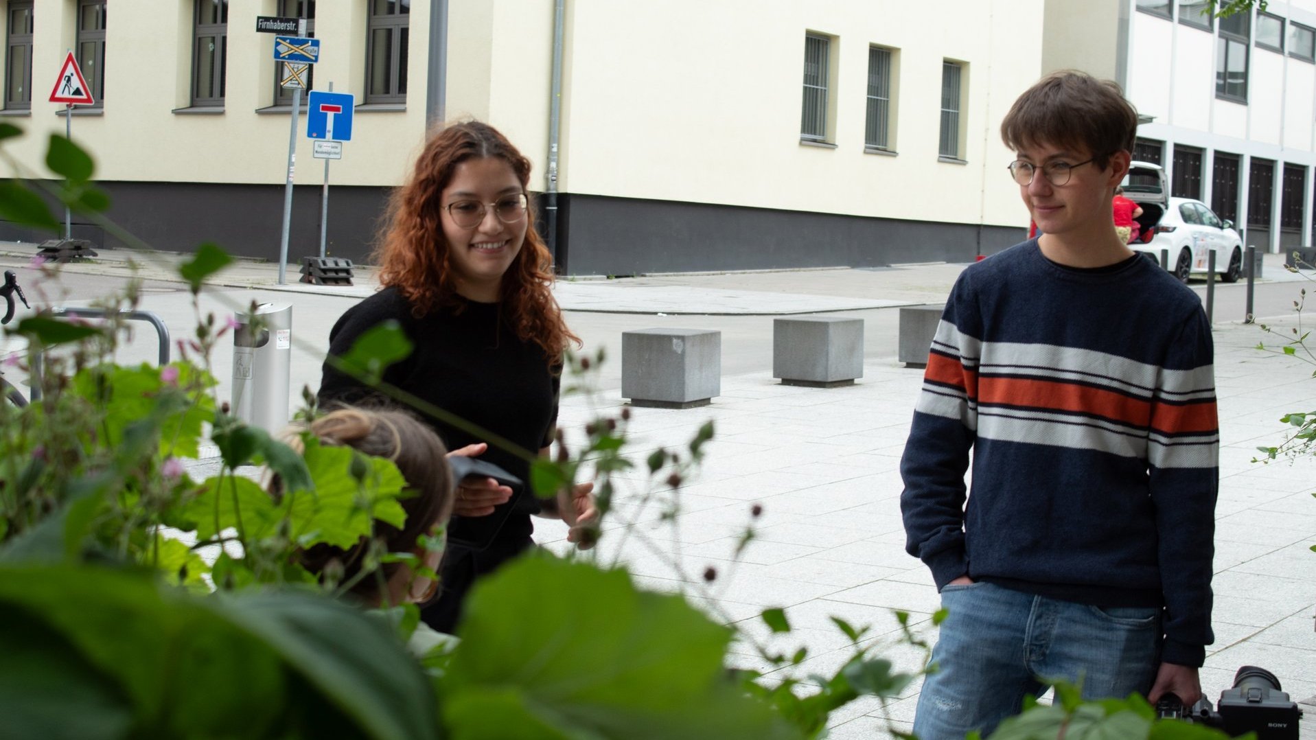 Studierende interviewn eine Passantin im Hospitalviertel Stuttgart.
