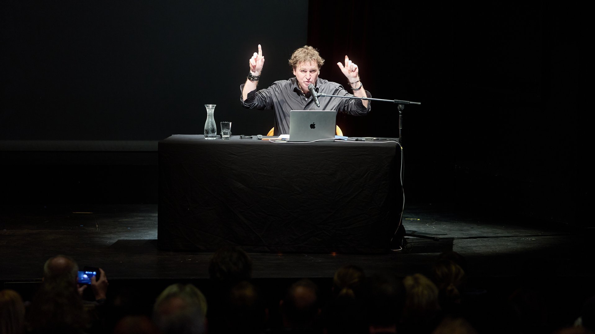 Der Historika Ilko-Sascha Kowalczuk spricht gestikulierend.