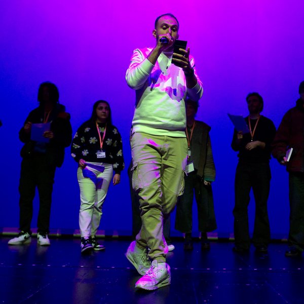 Ein Jugendlicher performt auf der Bühne.