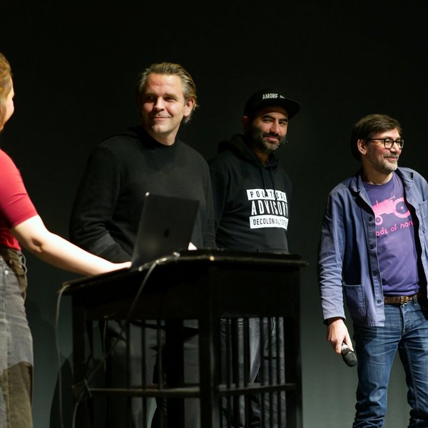 Thorleifur Örn Arnarsson und Uwe Gössel mit den Verantwortlichen der Münchner Kammerspiele auf der Bühne.