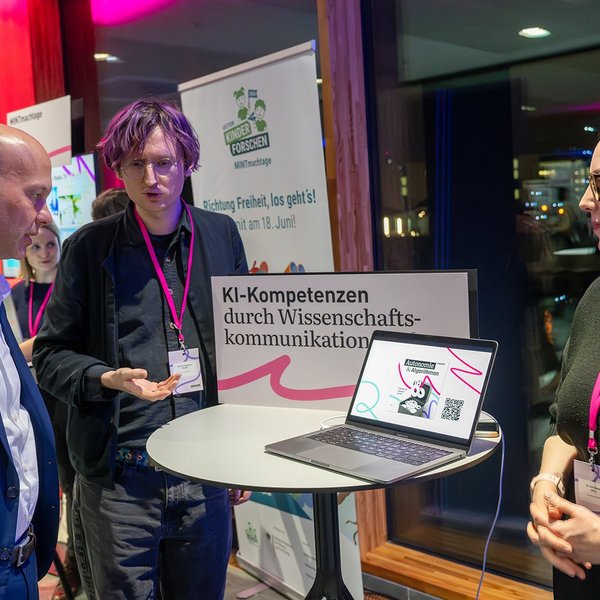 Stephan Ertner am Stand von „KI WissKomm“.