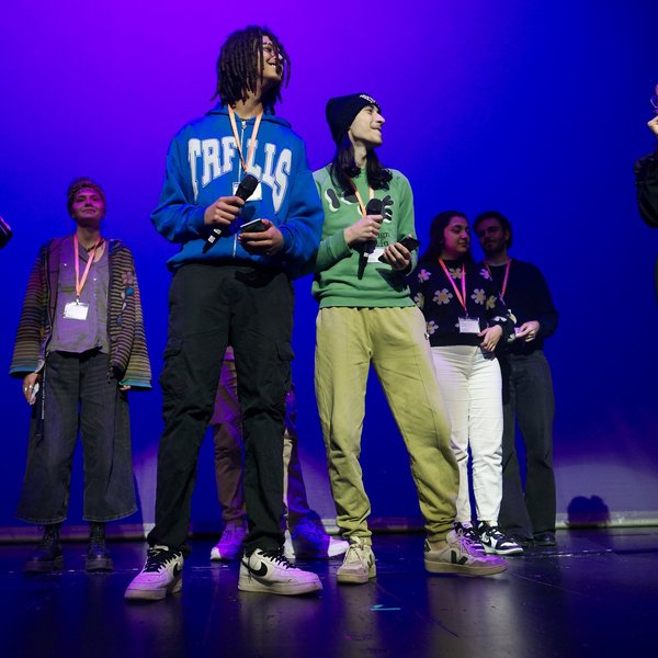 Zwei Jugendliche performen auf der Bühne.