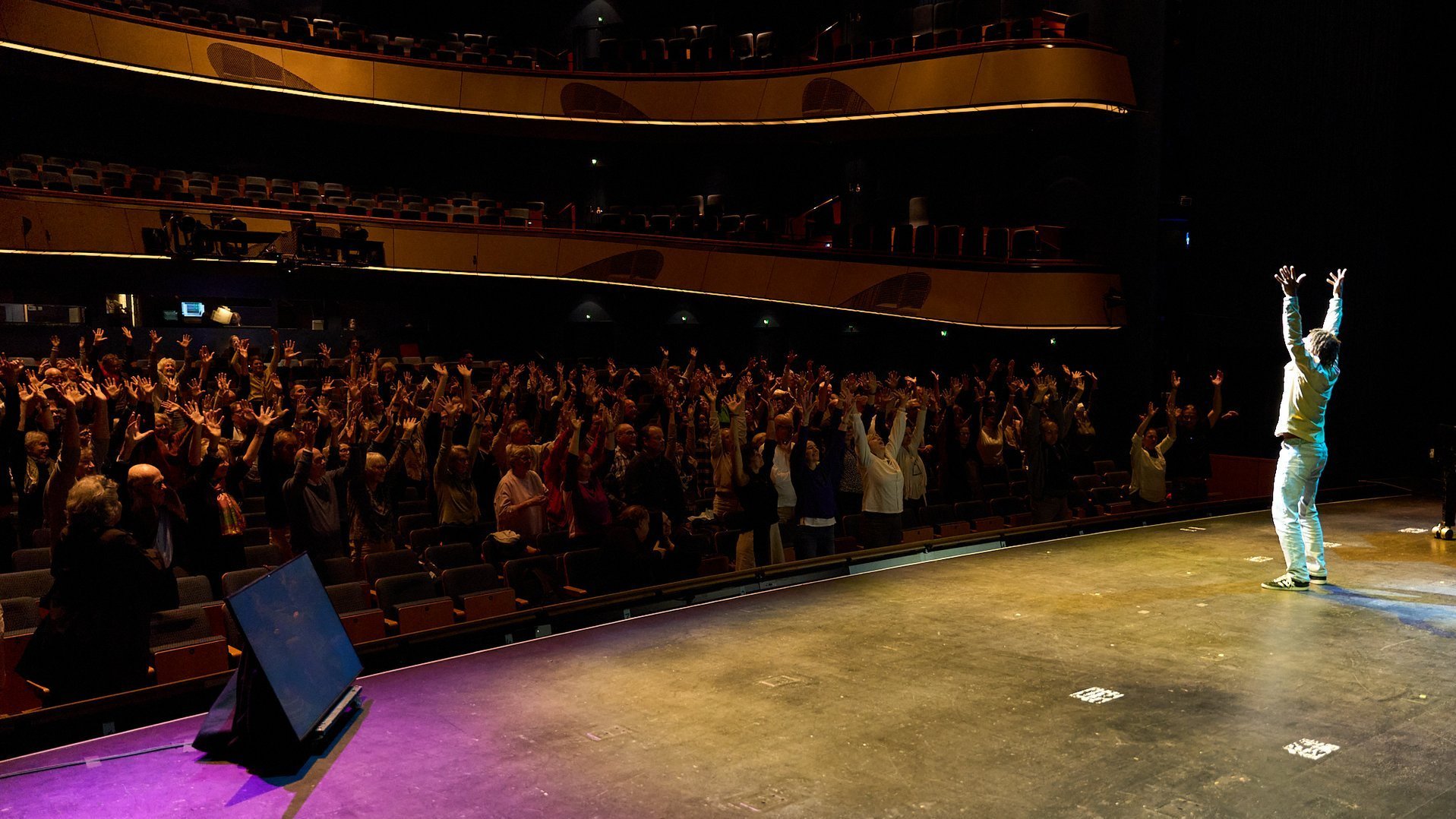 Raphael Moussa Hillebrand tanzt dem Publikum etwas vor.