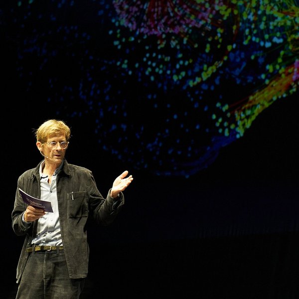Henrik Adler spricht auf der Bühne.