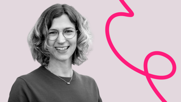 Porträt von Andrea Weller-Essers vor der rosa Linie.