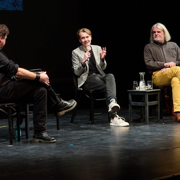 Thomas Irmer und Ilko-Sascha Kowalczuk in der Podiumsdiskussion mit einem Gast.