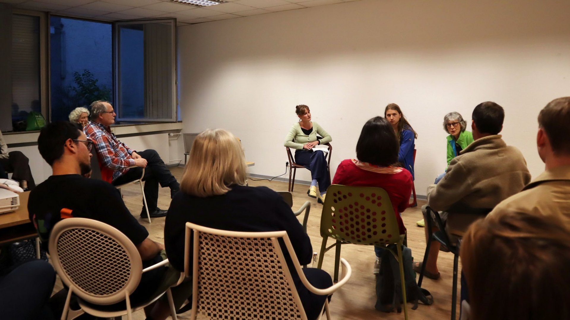 Studierende sprechen mit Waldbesetzerinnen und Waldbesetzern beim Stammtisch „Auf die Freiheit“