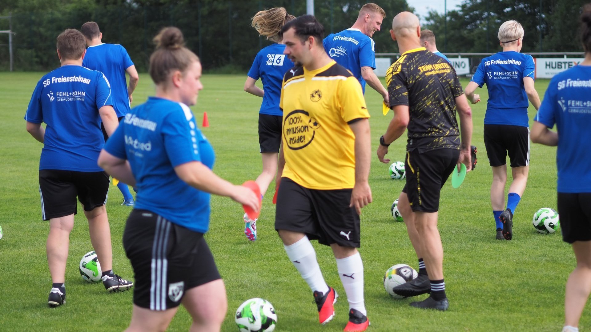Menschen mit und ohne Behinderung beim Fußballtraining.