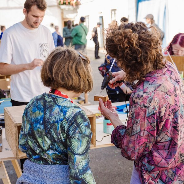 Schülerinnen basteln Dioramen.