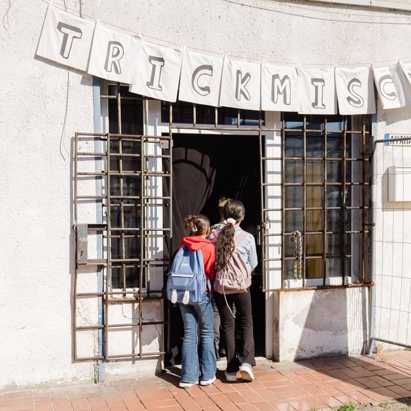 Eine Gruppe Schülerinnen betritt das Kino vom Kollektiv Trickmisch.