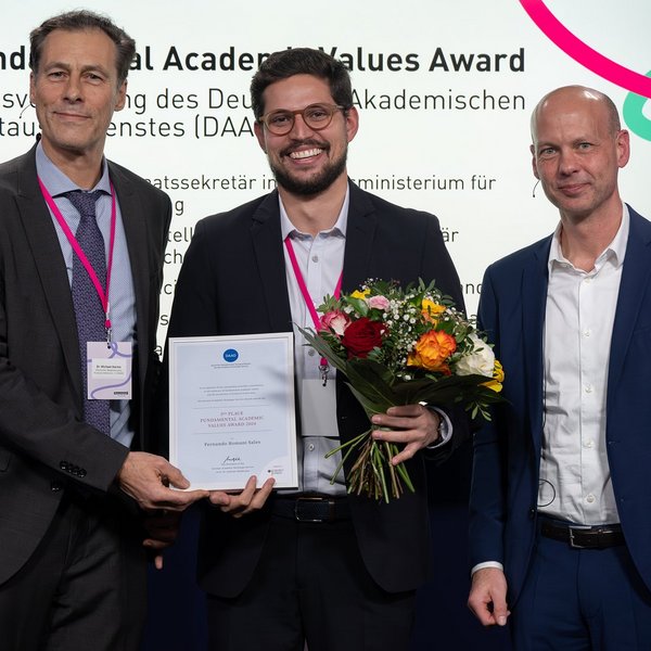 Dr. Michael Harms und Stephan Ertner mit Fundamental Academic Values Award Drittplatziertem Fernando Romani Sales.