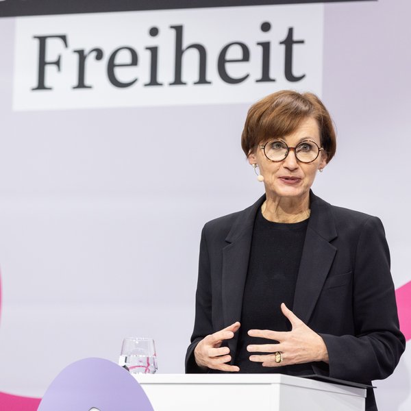 Bundesforschungsministerin Bettina Stark-Watzinger bei ihrer Eröffnungsrede.