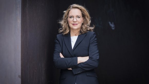 Porträtfoto von Claudia Kemfert.