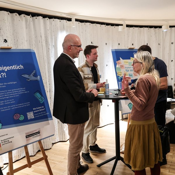 Studierende der Bürger-Uni Düsseldorf stellen im Foyer ihre Ergebnisse vor.