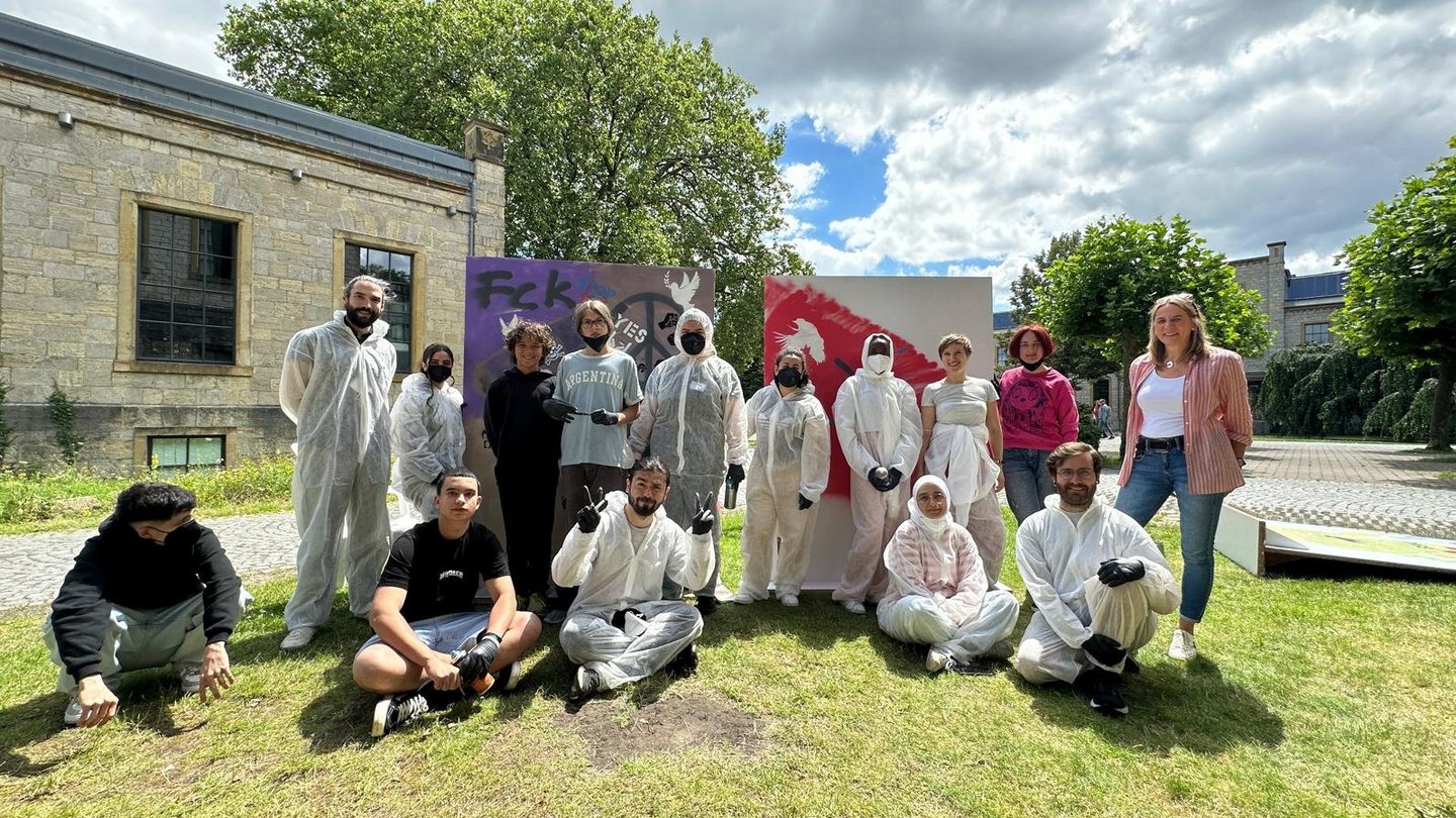 Gruppenfoto der Teilnehmenden des Graffiti-Workshops.