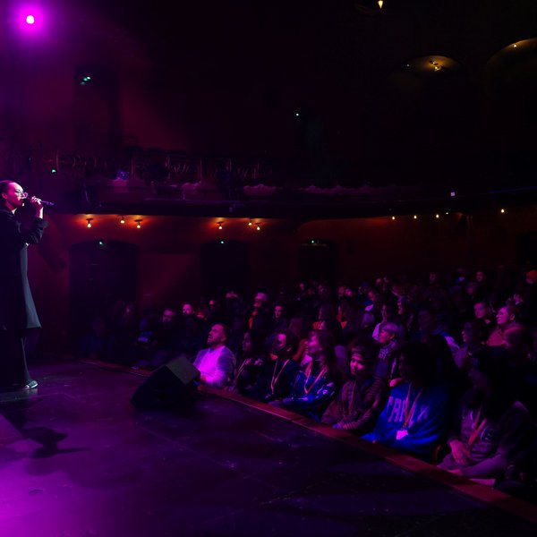 Gündalein performt auf der Bühne vor Publikum.