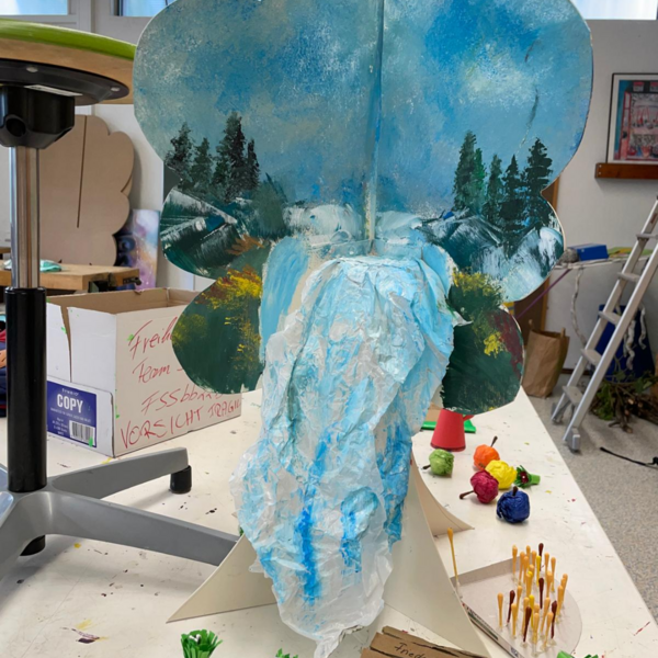 Foto eines Baummodells, der wie ein Wasserfall gestaltet ist.