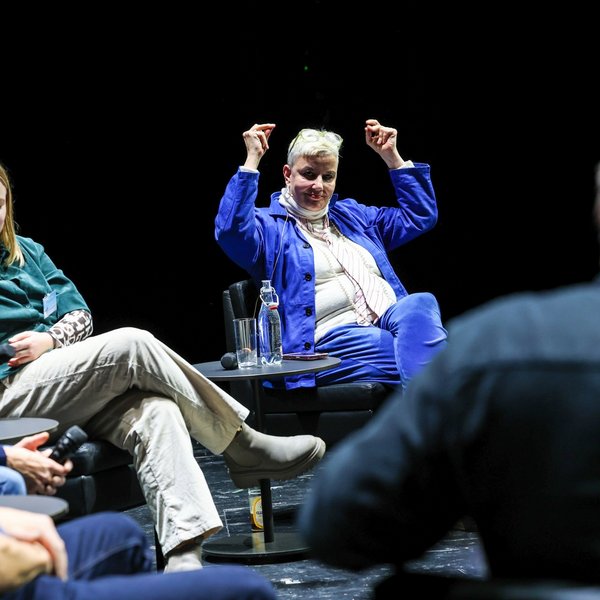 Sibylle Peters gestikuliert während der Podiumsdiskussion.