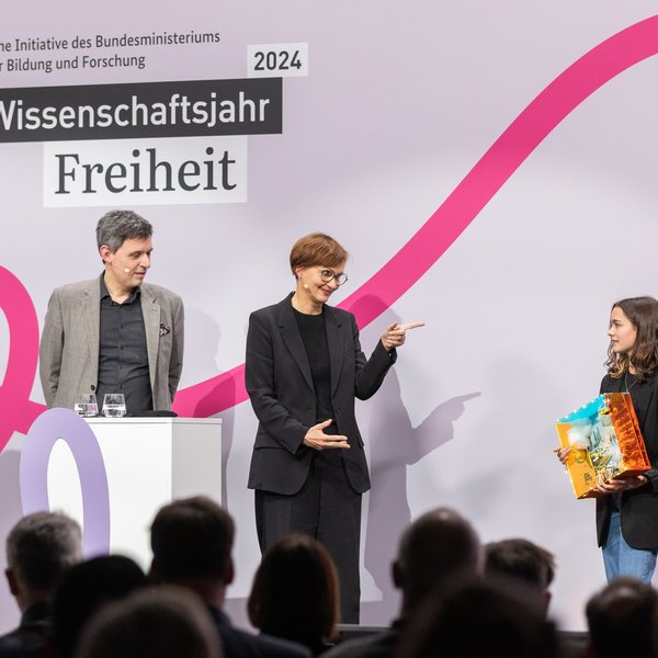 Dr. Stefan Brandt und Kinder berichten von Schülerworkshop "Zukünftelab".