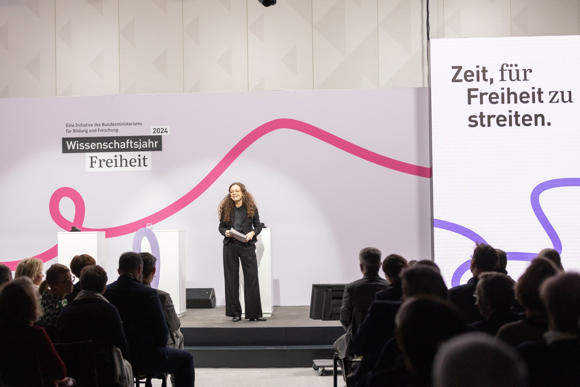 Moderatorin Shelly Kupferberg auf der Bühne der Auftaktveranstaltung.