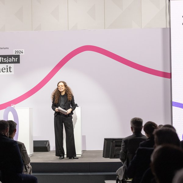 Moderatorin Shelly Kupferberg auf der Bühne der Auftaktveranstaltung.