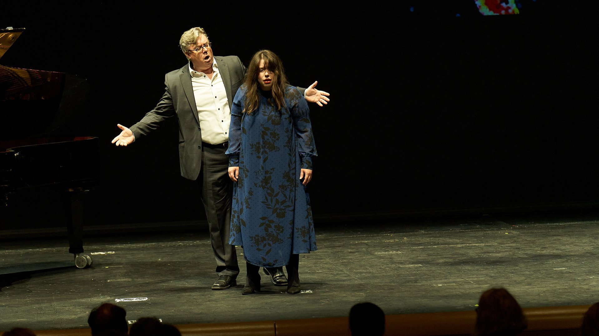 Magdalena Hinterdobler und Yves Saelens singen auf der Bühne.