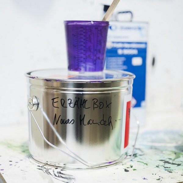 Ein Farbeimer mit der Aufschrift "Erzählbox".