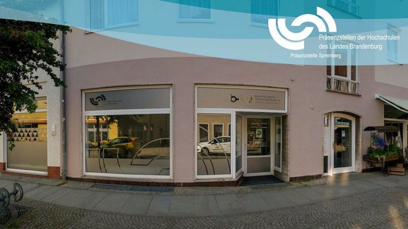 Hausfassade der Präsenzstelle Spremberg mit dem wellenförmigen Logo und der Aufschrift "Präsenzstellen der Hochschulen des Landes Brandenburg, Präsenzstelle Spremberg".