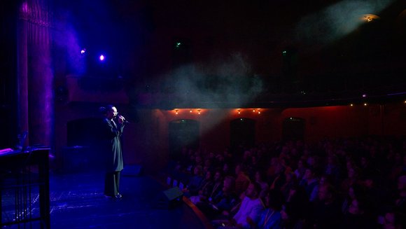 Gündalein singt auf der Bühne vor Publikum.