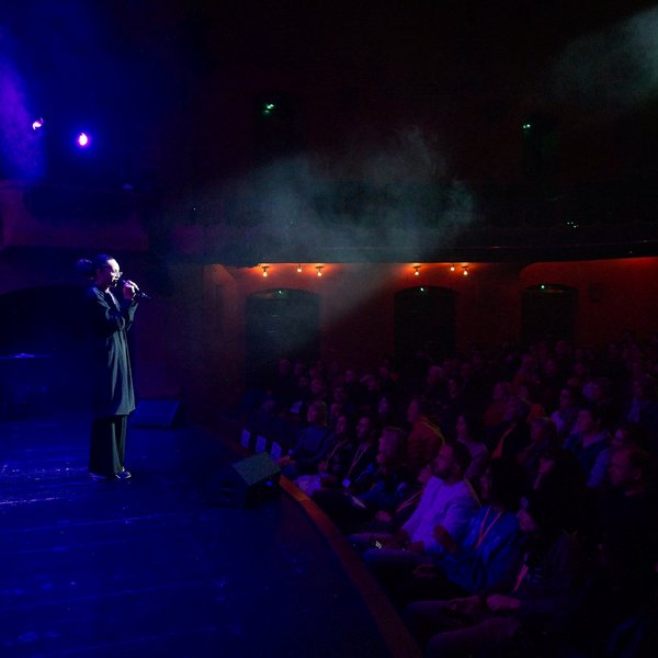 Gündalein singt auf der Bühne vor Publikum.
