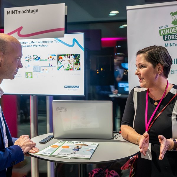 Stephan Ertner am Stand der MINTmachtage.